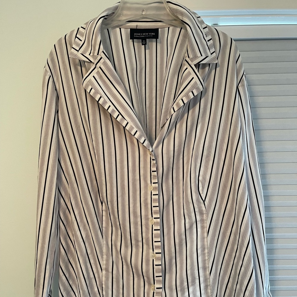 Jones New York Women’s signature long sleeve shirt, Mint condition